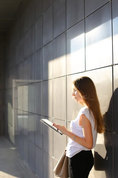 Mujer tableta de navegación en el centro de negocios — Foto de Stock