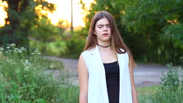 Молода красива дівчина показує емоції огида — стокове відео
