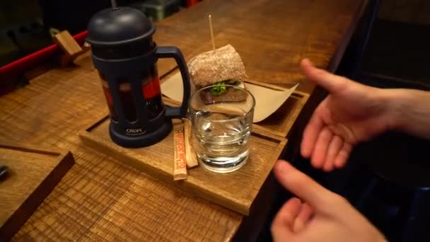 El postre de frutas en la cafetería en el plato — Vídeos de Stock