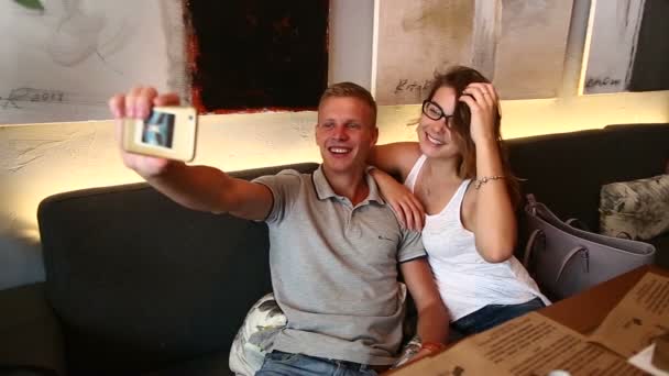ロマンチックなカップルの女性が男性を作る selfie 一緒に座って — ストック動画