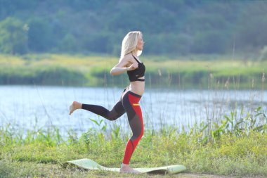 Üst giyiyor mide egzersiz eğitim genç güzel kadın ağız kavgası gösterir sonuç basın