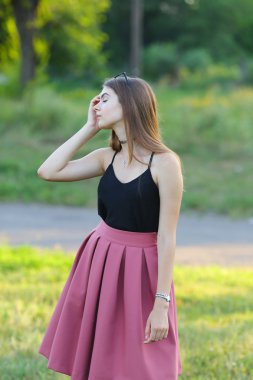 Genç güzel kız duygu zevk zevk mutluluk gösterir