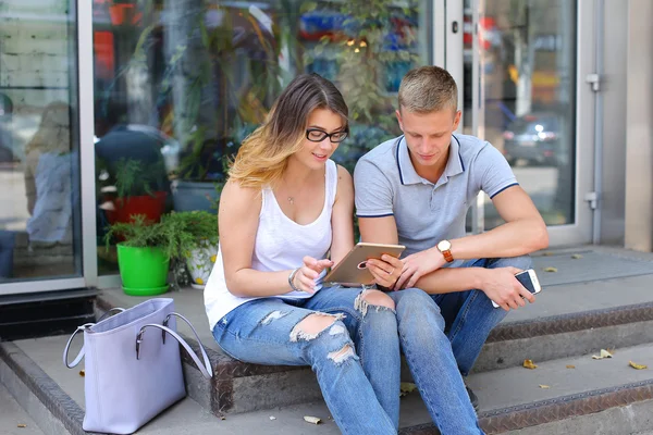 Girl and boy couple sitting on the porch of the restaurant, talk — Stock Photo, Image