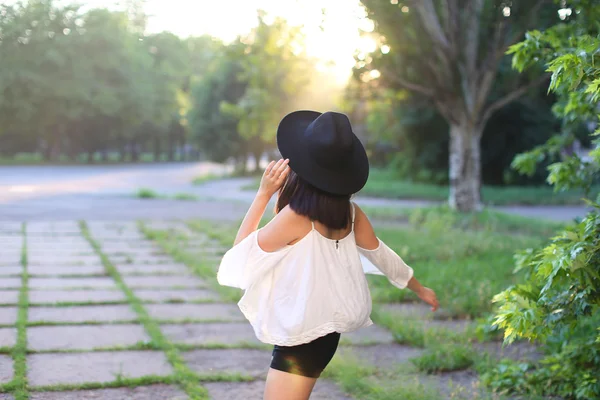 Maravilloso hembra sombrero asiático puesta del sol alegre emociones risa bailando — Foto de Stock