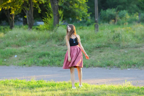 Jovem menina bonita mostra emoções prazer prazer felicidade — Fotografia de Stock