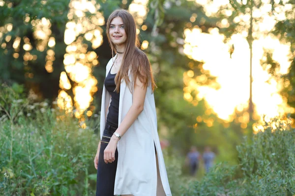 Giovane ragazza sulla natura mostra emozioni — Foto Stock