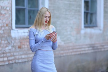 Cep telefonu ve güleryüzlü stil portre kadın görüşmeler