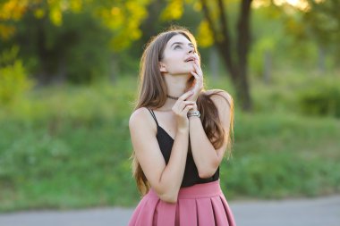 Genç güzel kız duygu zevk zevk mutluluk gösterir