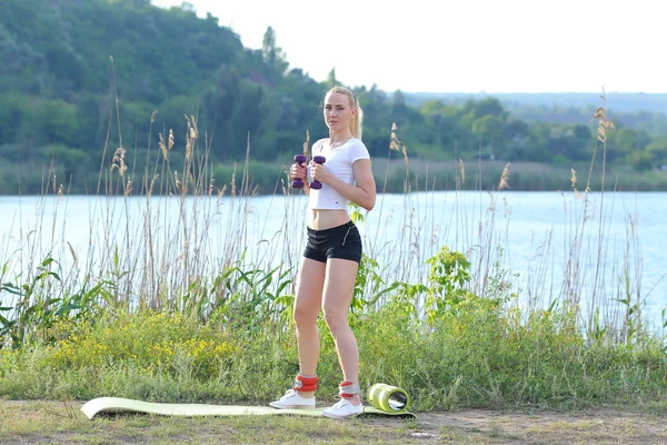 Sportowiec kobiece ważonej ramię nogi treningu mniszek — Zdjęcie stockowe