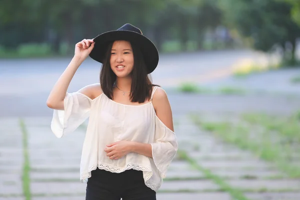 Азиатская летняя шляпа красивая девушка улыбка — стоковое фото
