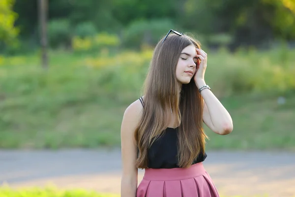 Junges schönes Mädchen zeigt Emotionen Freude Glückseligkeit — Stockfoto