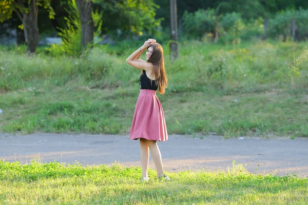 Jovem menina bonita mostra emoções prazer prazer felicidade — Fotografia de Stock