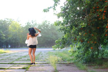 harika kadın şapka Asya günbatımı neşeli duygular kahkaha