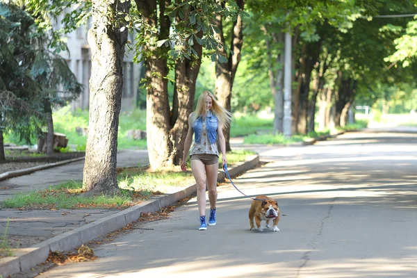 Fiatal gyönyörű nő lány hölgy szőke haját stílusú alkalmi amerikai bulldog vörös ajkak. — Stock Fotó