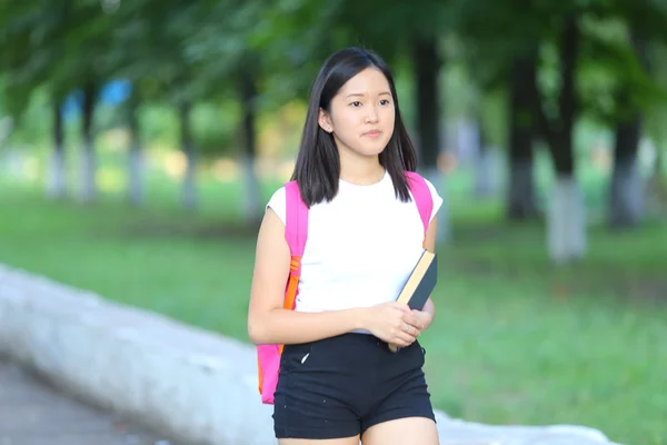 Chica joven caminando en el parque son andar —  Fotos de Stock