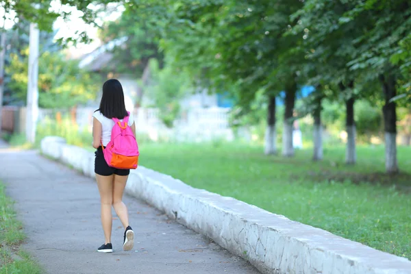 Mladá dívka park jsou chůze — Stock fotografie