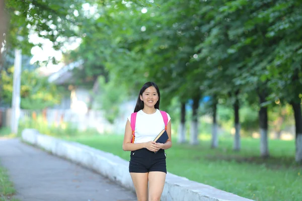 Genç Kız parkta yürüyüş — Stok fotoğraf