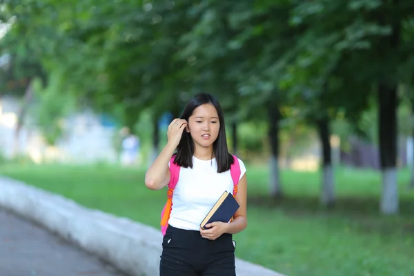 Fiatal lány a parkban sétálunk járás — Stock Fotó