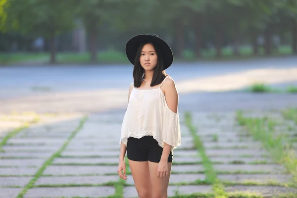 Maravilhoso feminino chapéu asiático — Fotografia de Stock