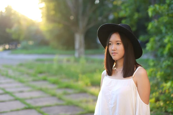 Прекрасный женский шляпа азиатский закат — стоковое фото