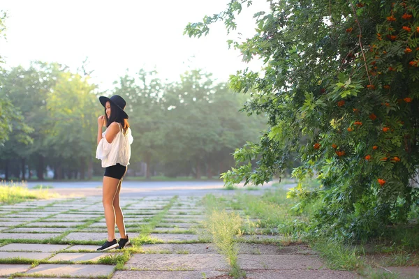 Meraviglioso femmina cappello asiatico tramonto allegro emozioni risate danza — Foto Stock