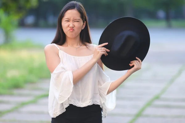 Ázsiai nyári kalap gyönyörű lány mosoly — Stock Fotó