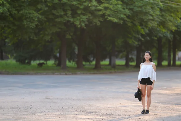 亚洲夏季帽子漂亮的女孩微笑 — 图库照片