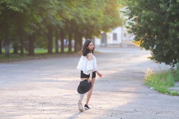 女人去帽子黑头发 — 图库照片