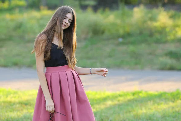 Jovem menina bonita mostra emoções prazer prazer felicidade — Fotografia de Stock