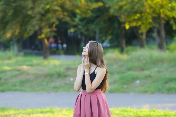 Junges schönes Mädchen zeigt Emotionen Freude Glückseligkeit — Stockfoto