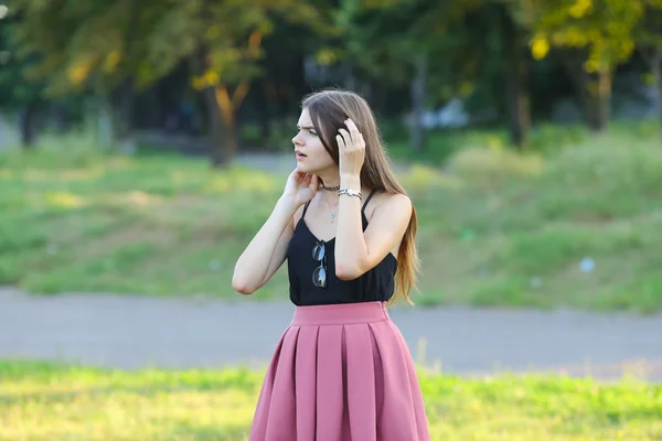 Jeune belle fille montre émotions plaisir bonheur — Photo