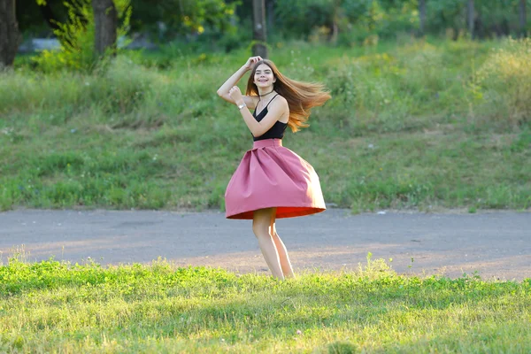 Giovane bella ragazza mostra emozioni piacere felicità — Foto Stock