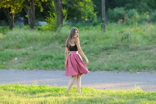 Jeune belle fille montre émotions plaisir bonheur — Photo