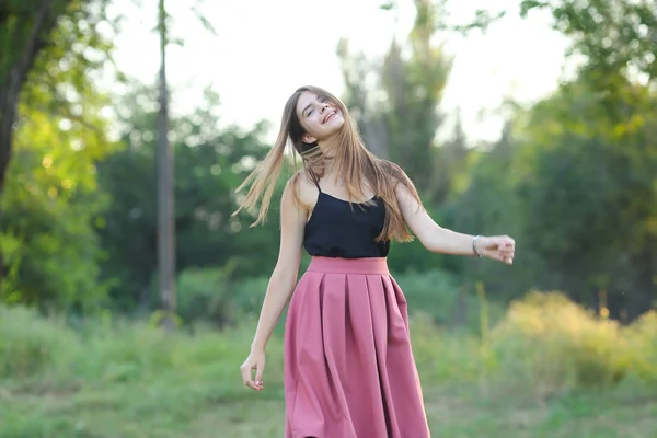 아름 다운 소녀가 표시 감정 기쁨 기쁨 행복 — 스톡 사진