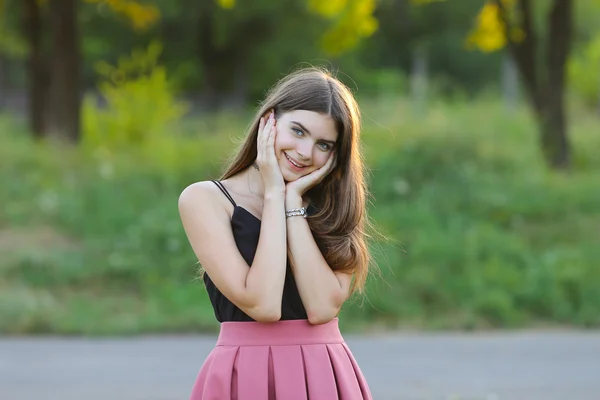 Junges schönes Mädchen zeigt Emotionen Freude Glückseligkeit — Stockfoto