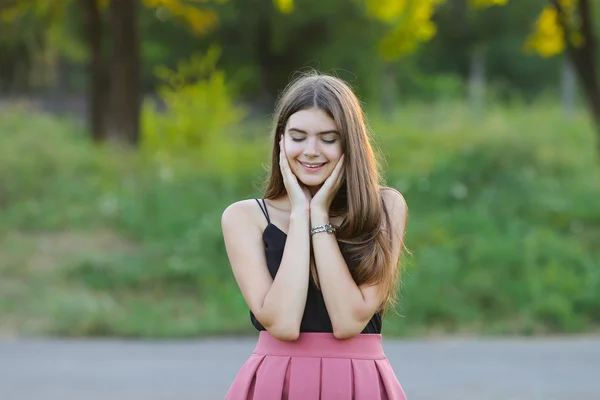 Молодая красивая девушка показывает эмоции восторг удовольствие блаженство — стоковое фото