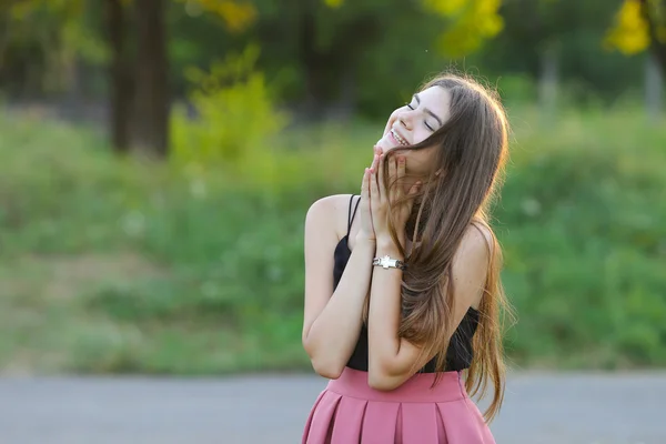 Junges schönes Mädchen zeigt Emotionen Freude Glückseligkeit — Stockfoto