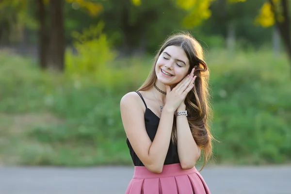 Ung vacker flicka visar känslor glädje glädje bliss — Stockfoto