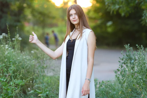 Mladá dívka na přírodu ukazuje emoce — Stock fotografie