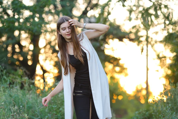 Giovane ragazza sulla natura mostra emozioni — Foto Stock