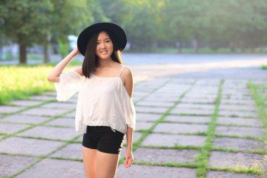 harika kadın şapka Asya günbatımı neşeli duygular kahkaha