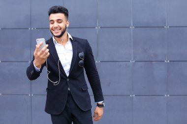 Arapça yakışıklı selfie akıllı telefon İşletme Merkezi'nde alır.