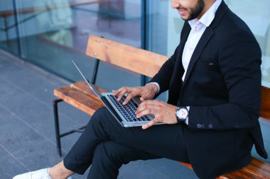 Cool adam Arapça adam dizüstü iş merkezi kullanır