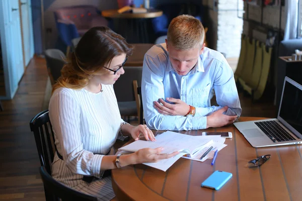 Fiatal üzleti csapat megoldja problémák levél katalógus — Stock Fotó