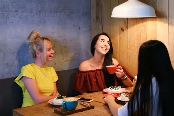 Tres hermosa sonrisa femenina en la cafetería, hablar, contar secretos, comer, d — Foto de Stock