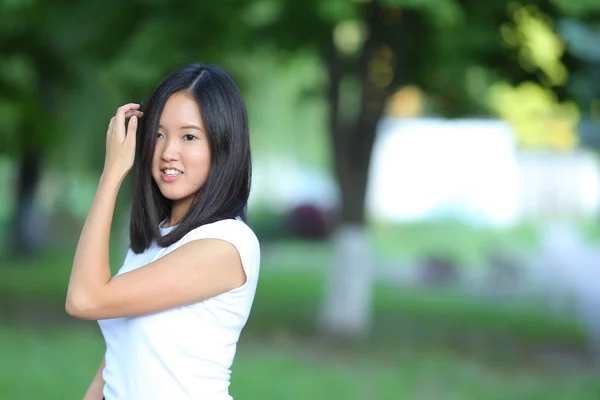 Junge Mädchen, die im Park spazieren gehen, sind Gangart — Stockfoto