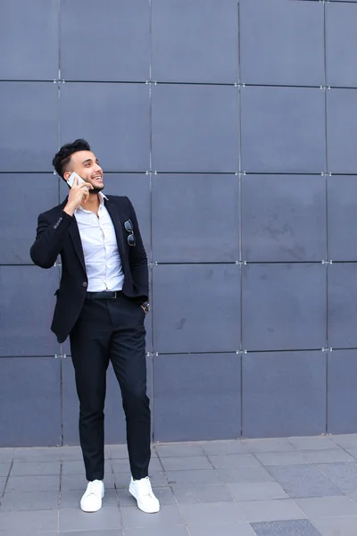 Bel homme arabe parle sur le téléphone intelligent dans le centre d'affaires — Photo