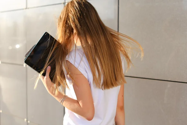 Vrouw doorbladeren van de tablet in het Bedrijfscentrum — Stockfoto