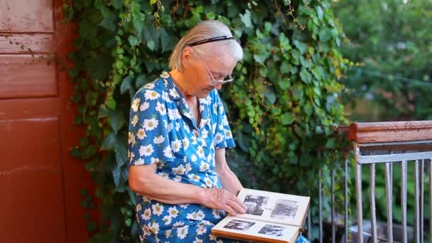 Hands elderly older woman tears — Stock Video