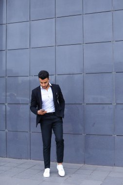 İş Merkezi akıllı telefon yakışıklı Arapça adam görüşmeler